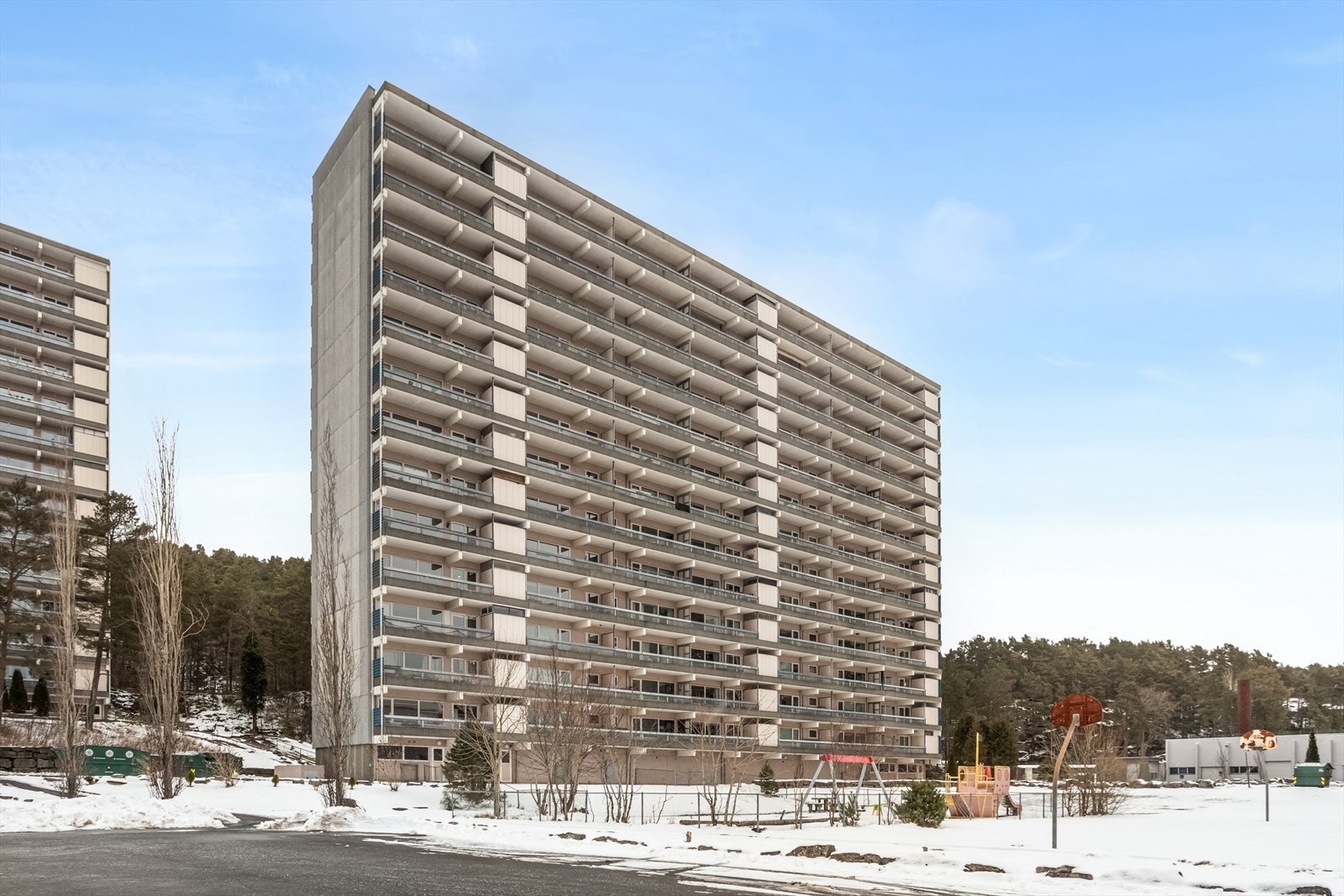 Boligblokk med gode fellesarealer og hyggelig atmosfære. Leiligheten ligger i 12. etg med adkomst via heis. Galleribilde