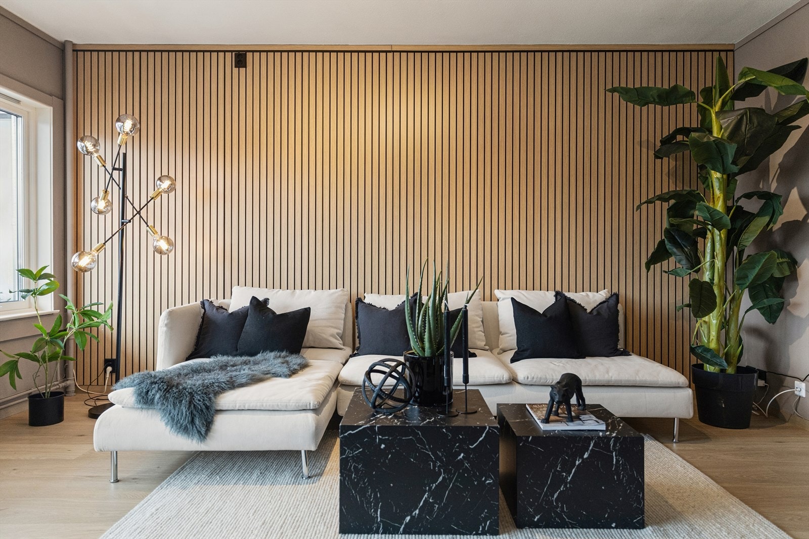 Her er det god plass til en sofagruppe, sofabord og et mediemøblement. Galleribilde