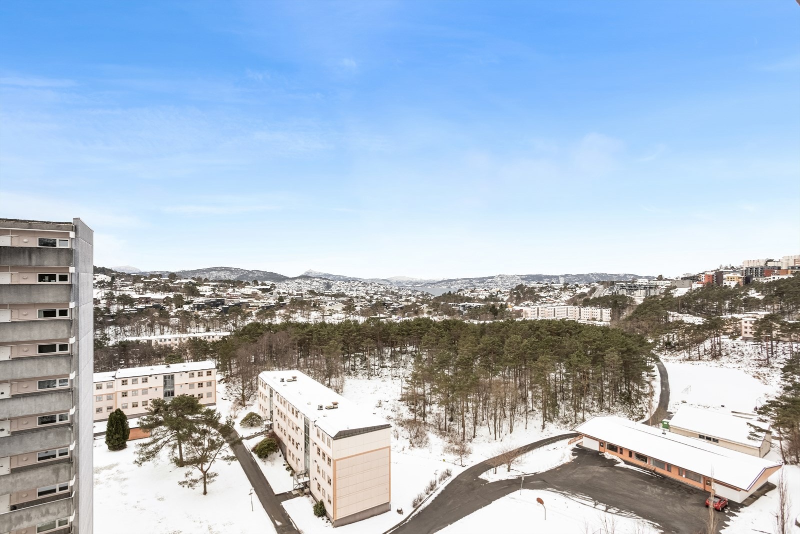 Utsikt... Trivelig nærmiljø med grønne omgivelser like ved blokken. Galleribilde