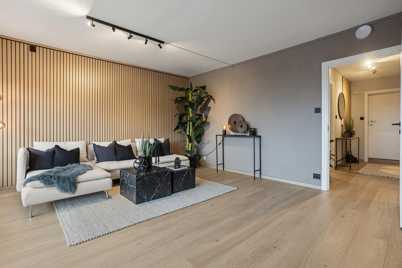 Moderne stue med stilrene detaljer og gode møbleringsmuligheter. Galleribilde