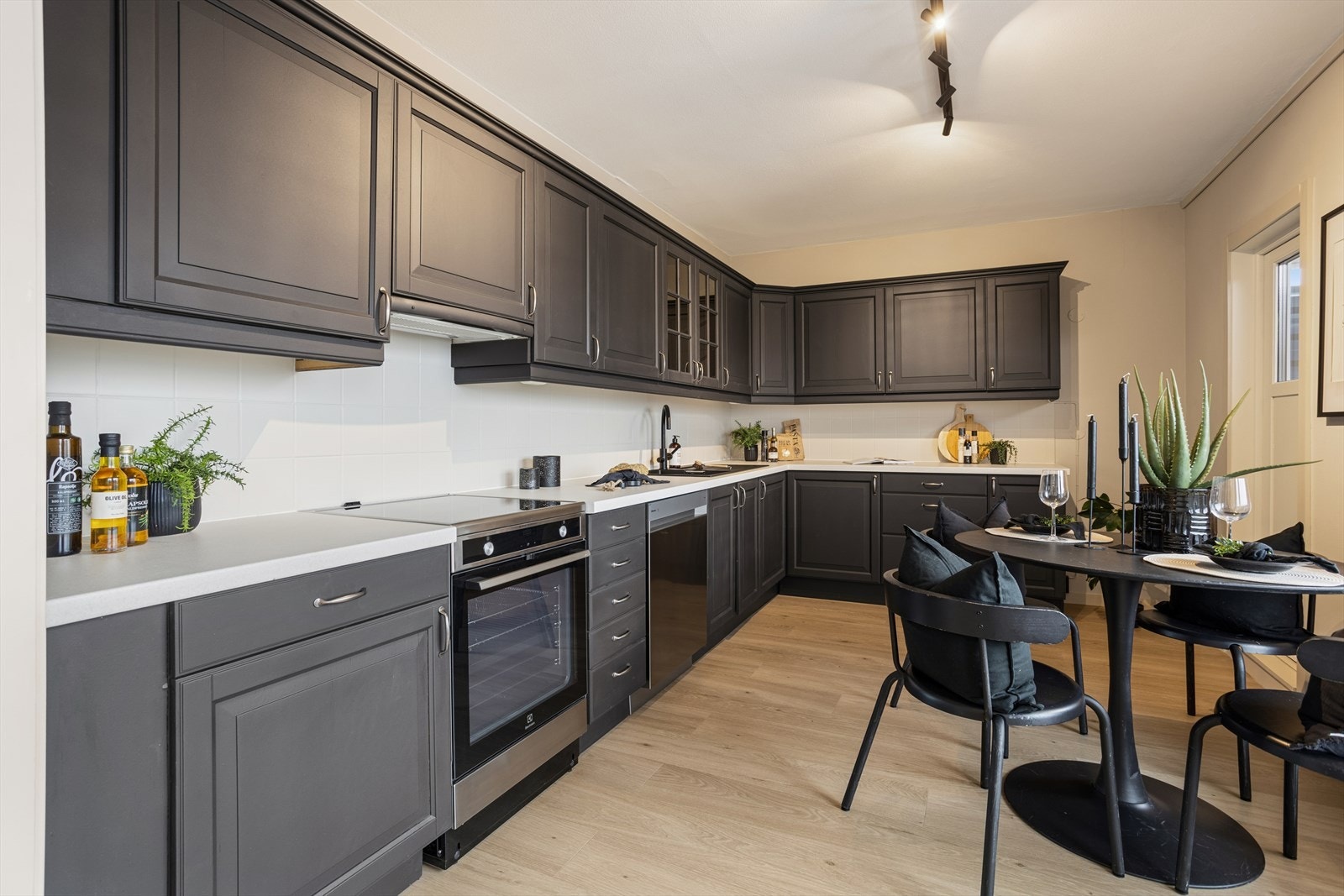 Kjøkkenet er praktisk og funksjonelt med gode arbeidsflater. Galleribilde