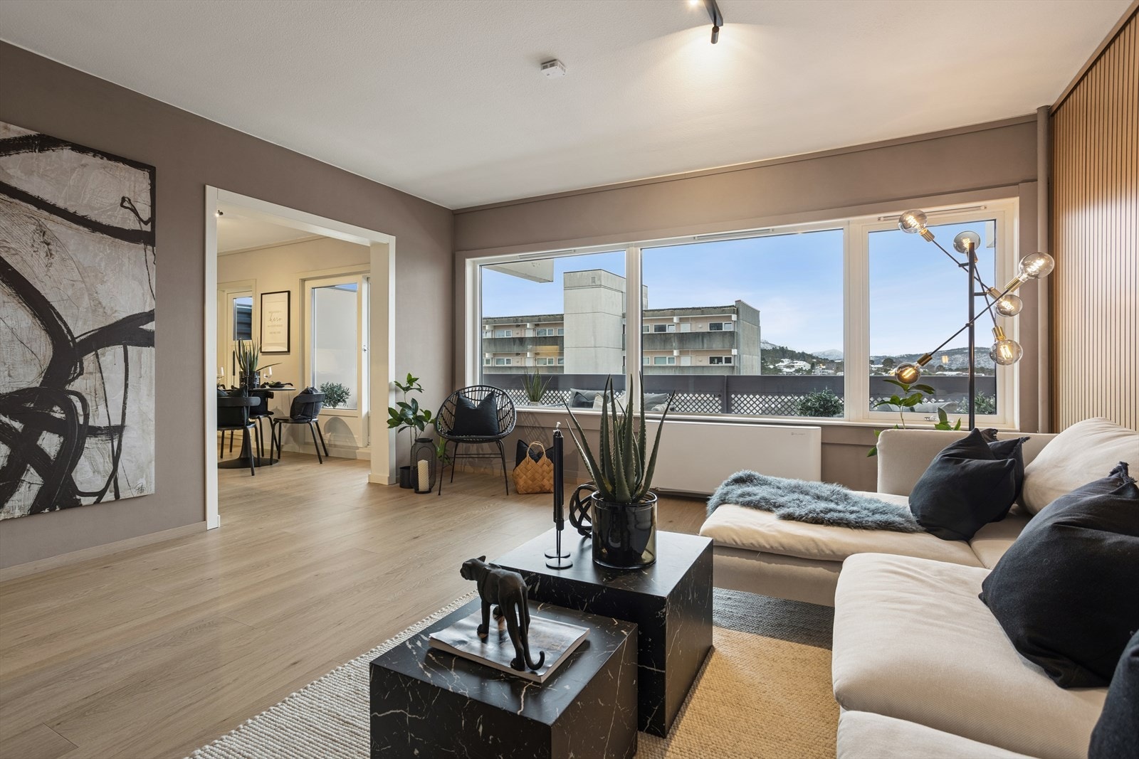 Åpen løsning mot kjøkken og spisestue - perfekt for sosiale sammenkomster. Galleribilde