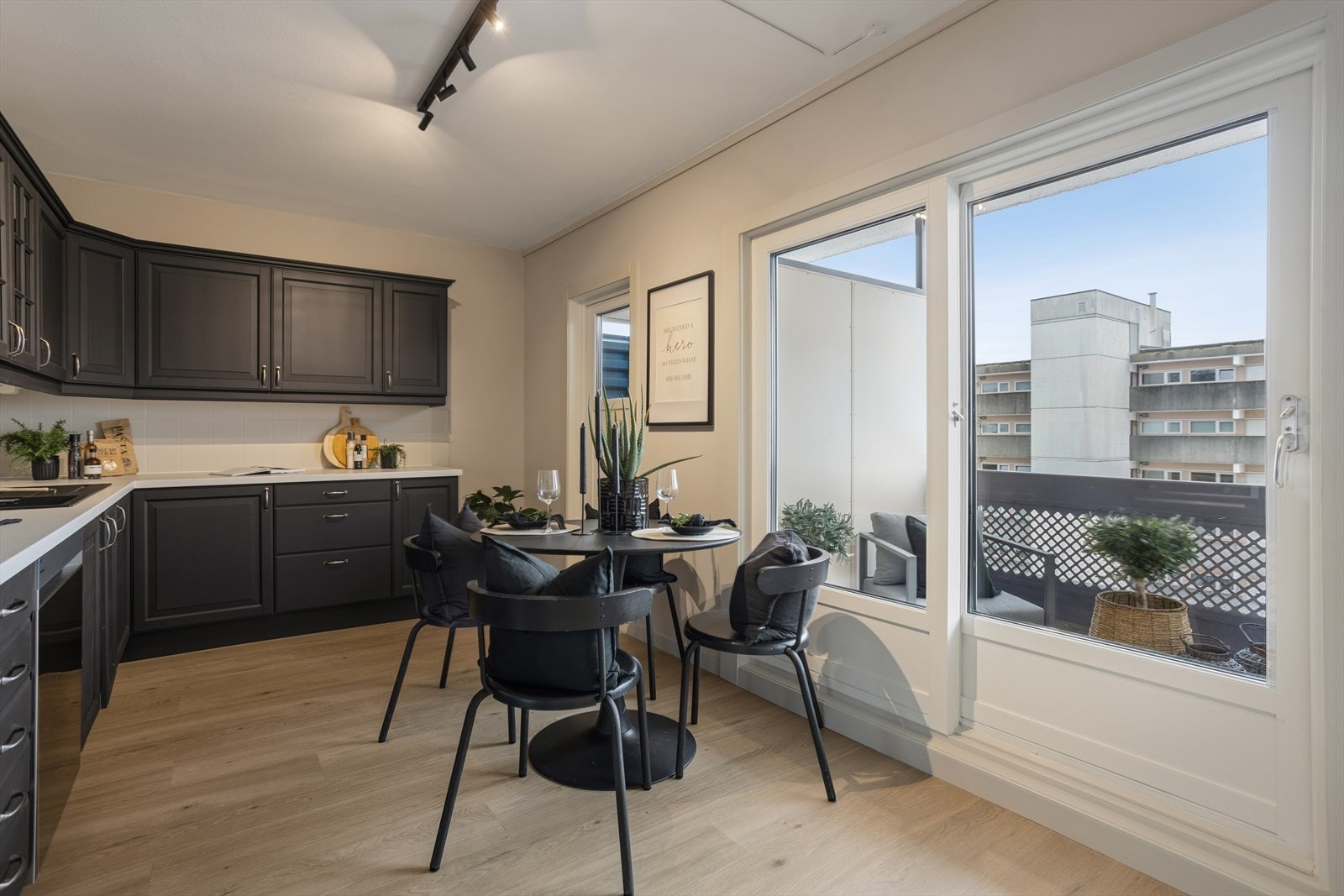 Trivelig spiseplass i direkte tilknytning til kjøkkenet. Galleribilde