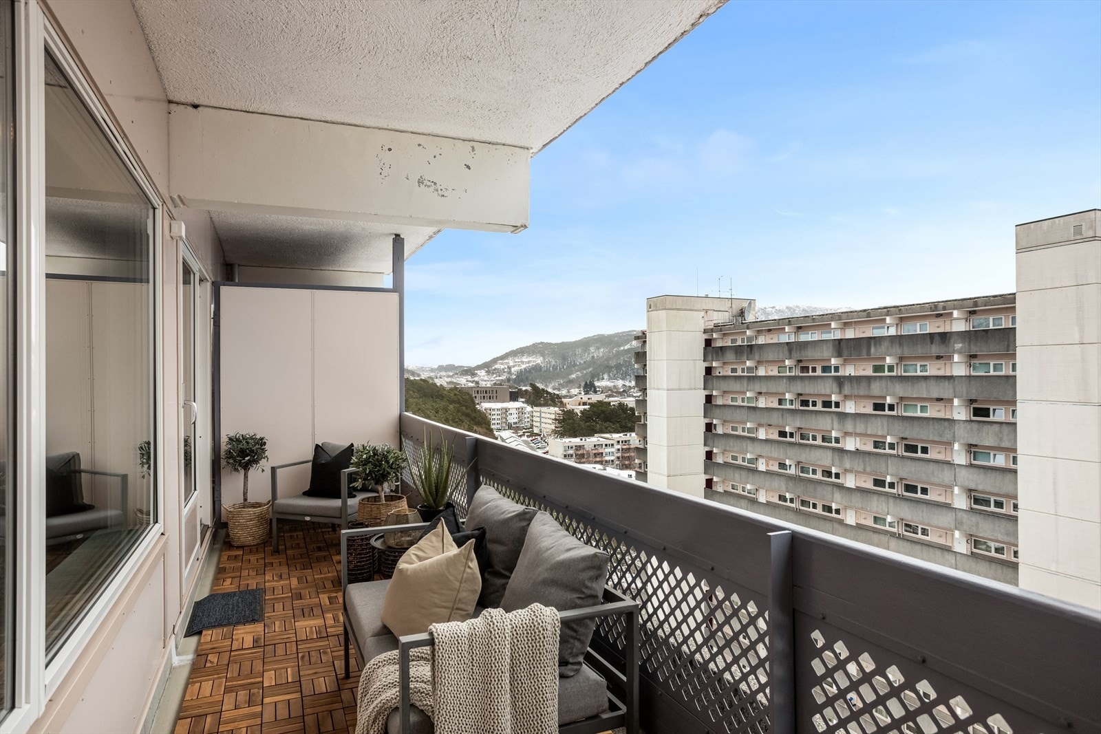 Skjermet veranda med utgang fra kjøkkenet - et naturlig uterom i hverdagen. Galleribilde