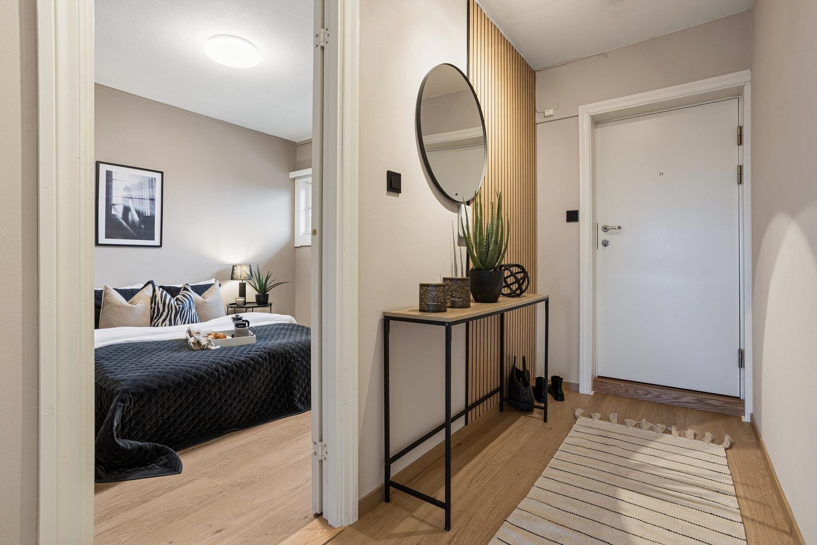 Innbydende entré med plass til smarte løsningen for oppbevaring av sko og jakker. Galleribilde