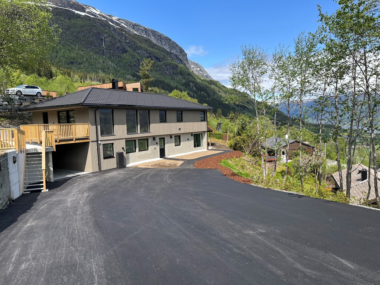 Asfaltert innkjørsel med god biloppstillingsplass. Galleribilde
