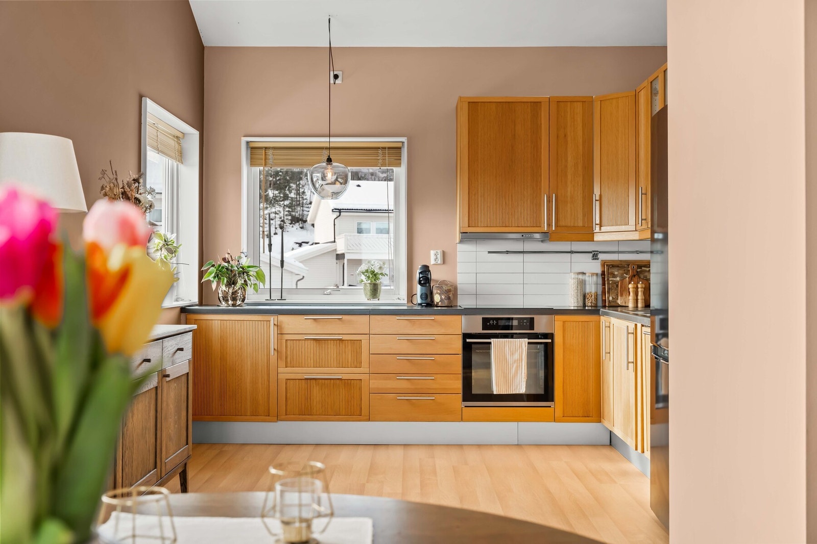 Praktisk kjøkken med gode arbeidsflater Galleribilde