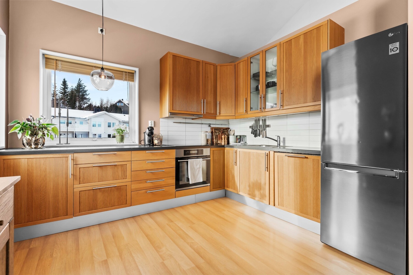 Rikelig skapplass og naturlig lys fra vindu Galleribilde