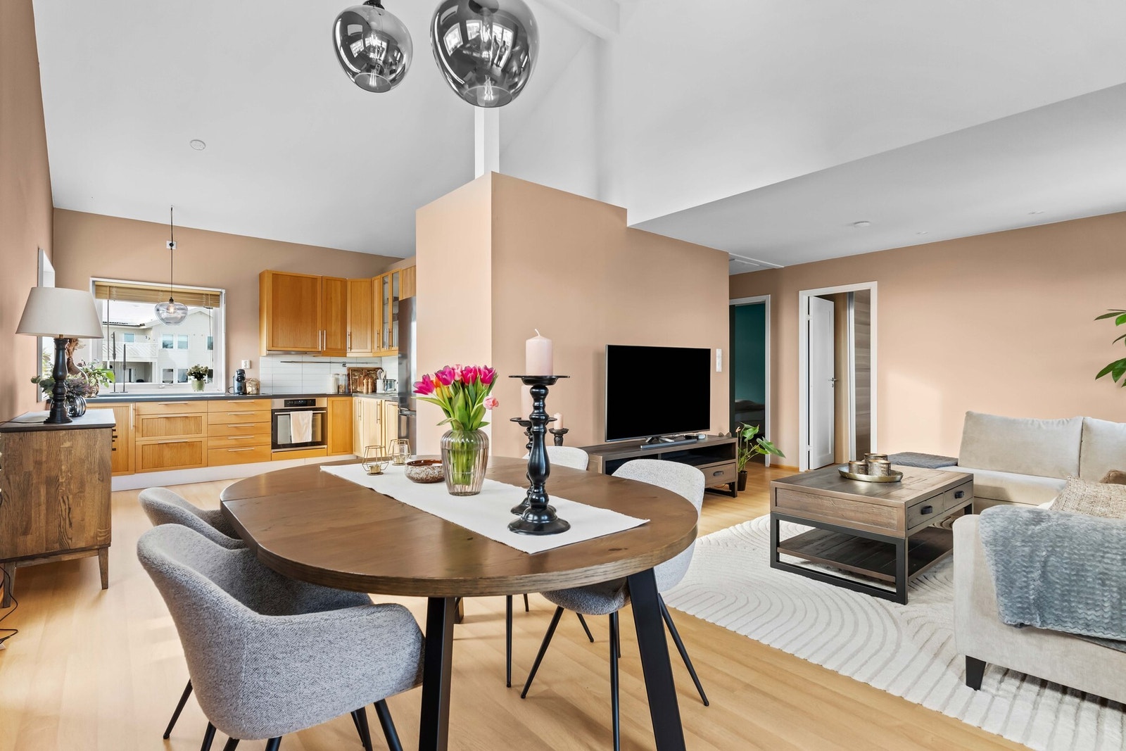 Åpen og sosial planløsning mellom stue og kjøkken Galleribilde