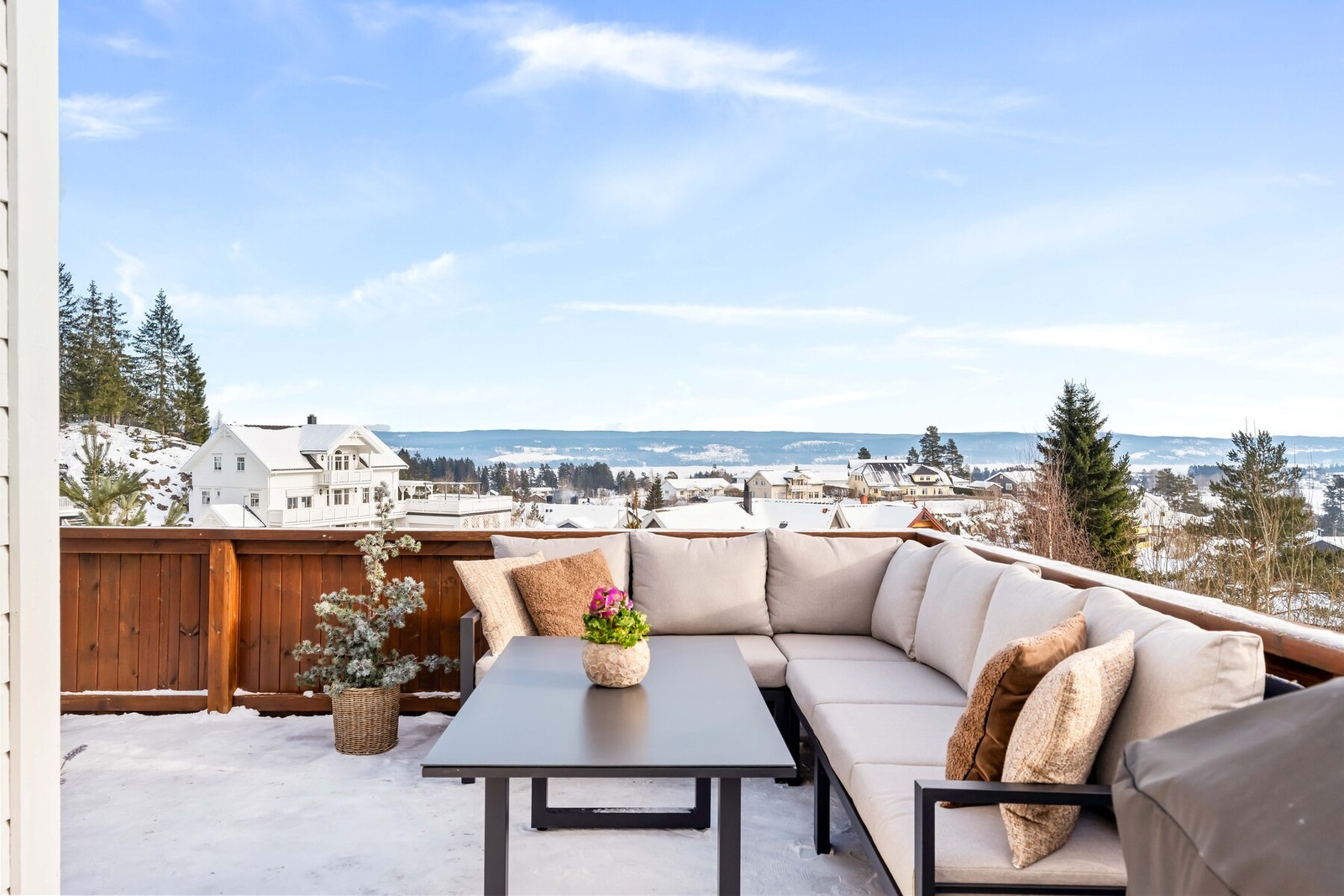 Terrasse med panoramautsikt over nærområdet Galleribilde