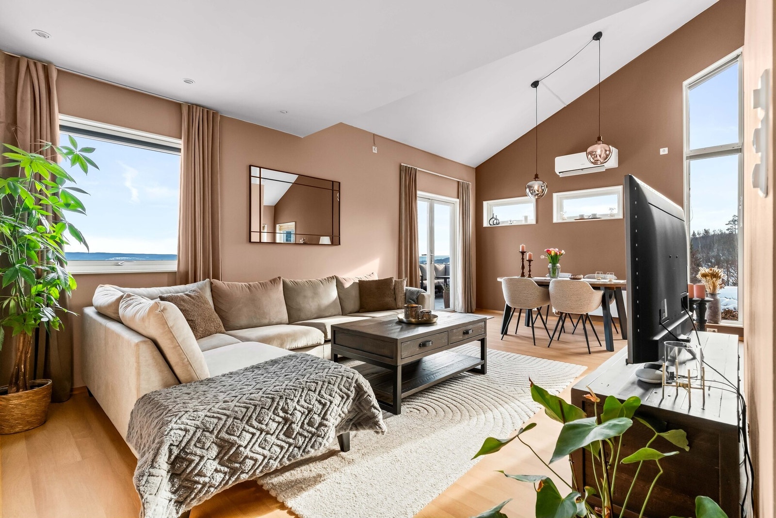 Lys og romslig stue med store vindusflater og harmonisk fargepalett Galleribilde