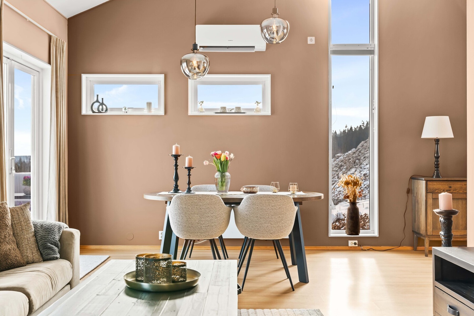 Innbydende spiseplass med ekstra takhøyde og flott lysinnslipp Galleribilde