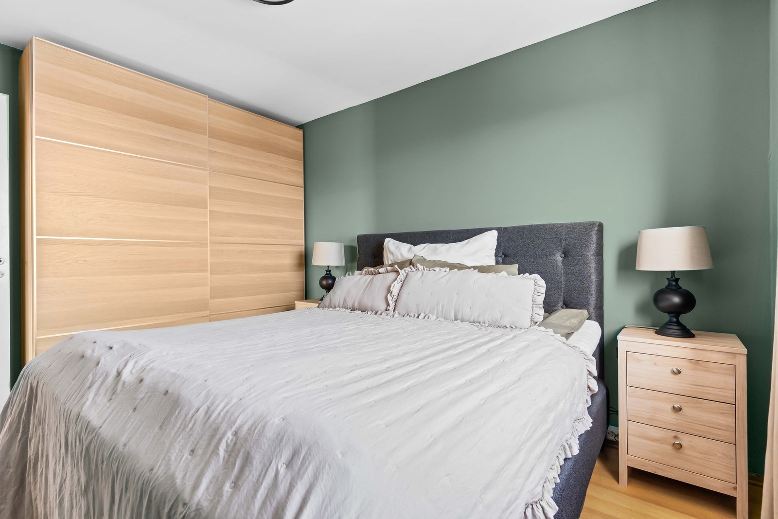 Soverom med god garderobeplass Galleribilde