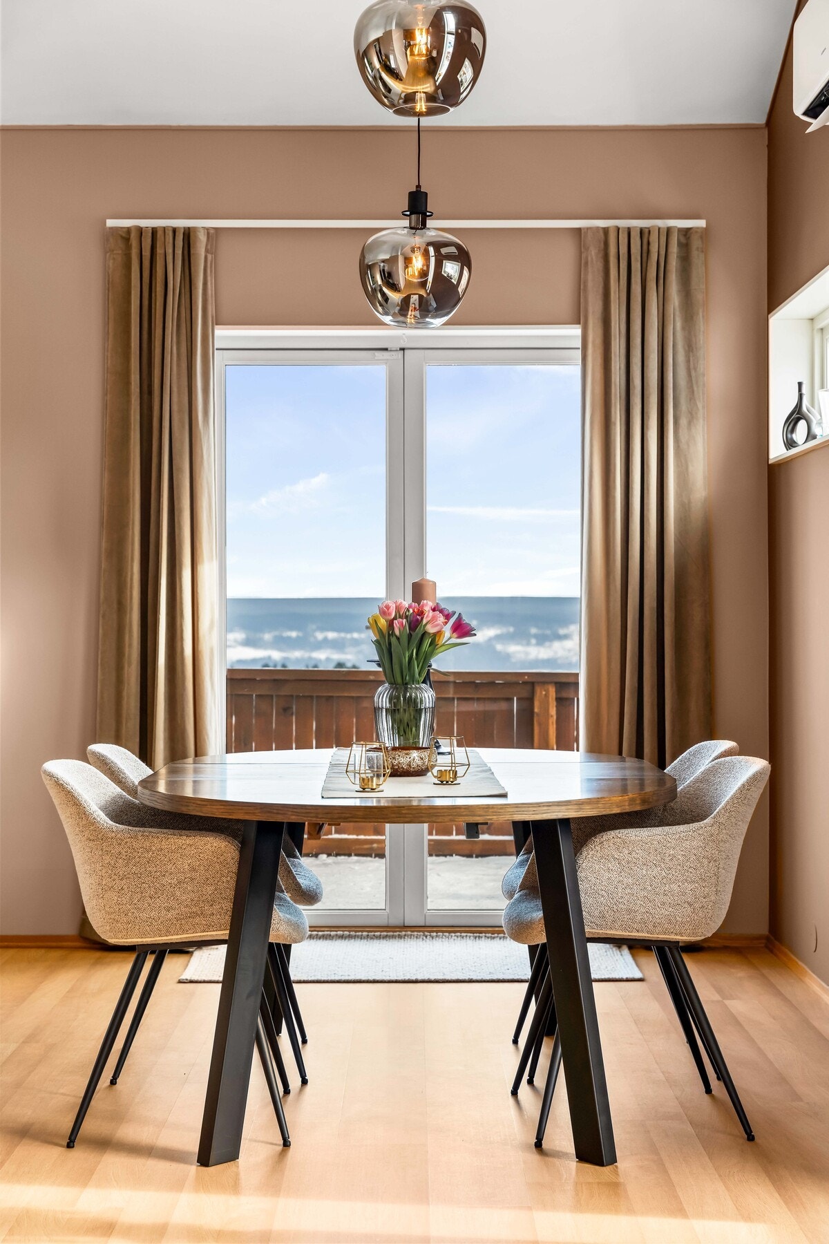 Spisestue med nydelig utsikt Galleribilde