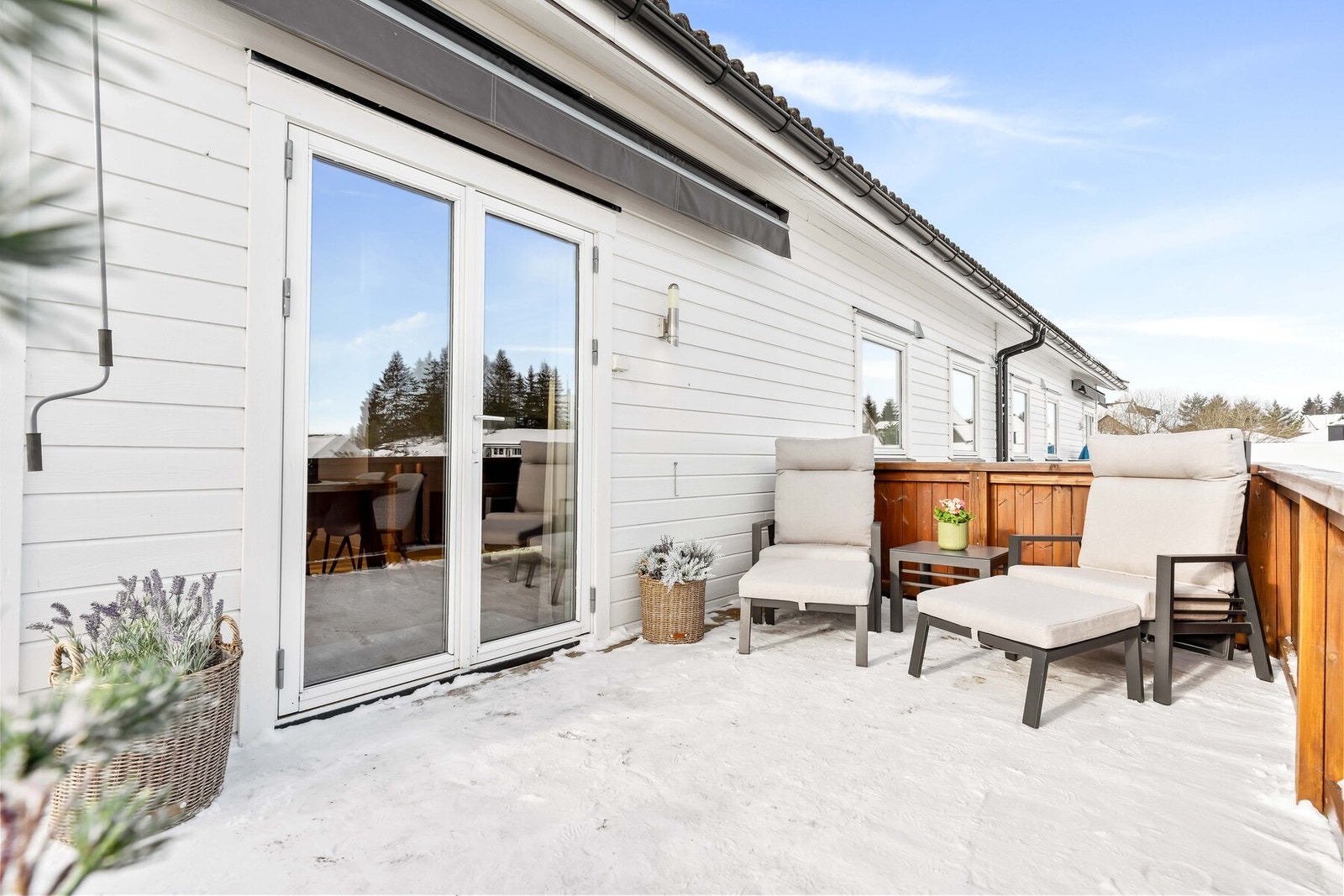 Stor og solrik uteplass med direkte adkomst fra stue Galleribilde