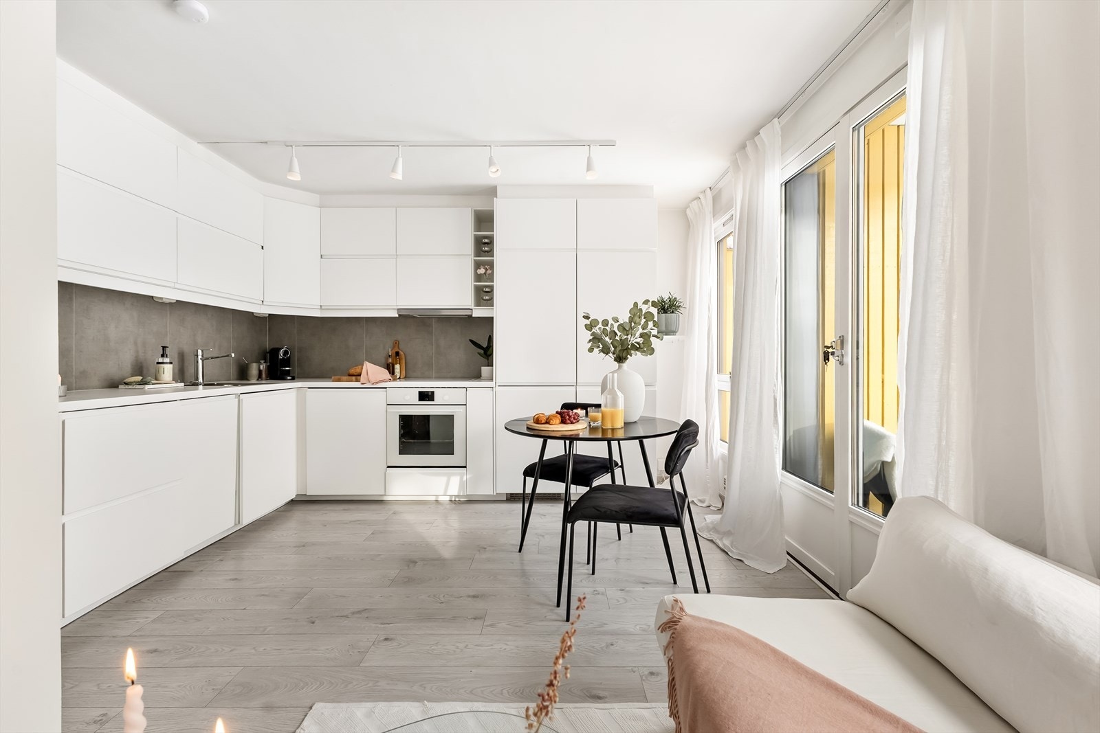 Camilla Bjerke Olsen i Nordvik ønsker velkommen til Jonas Dahls vei 43! Foto: Natalie Harila Galleribilde