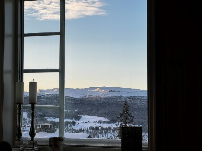 Nydelig utsikt over fjellheimen fra stuen Galleribilde