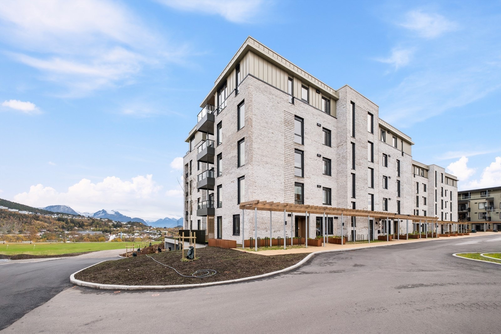 Leiligheten har egen utvendig inngang, og heis ned til parkeringskjeller. Galleribilde