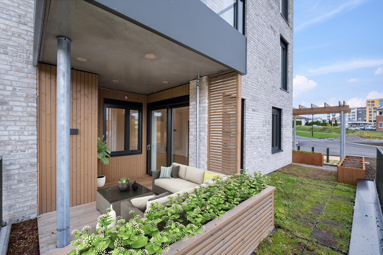 Terrassen er utstyrt med blomsterkasser og har enkel tilgang fra stuen gjennom skyvedøren. Galleribilde