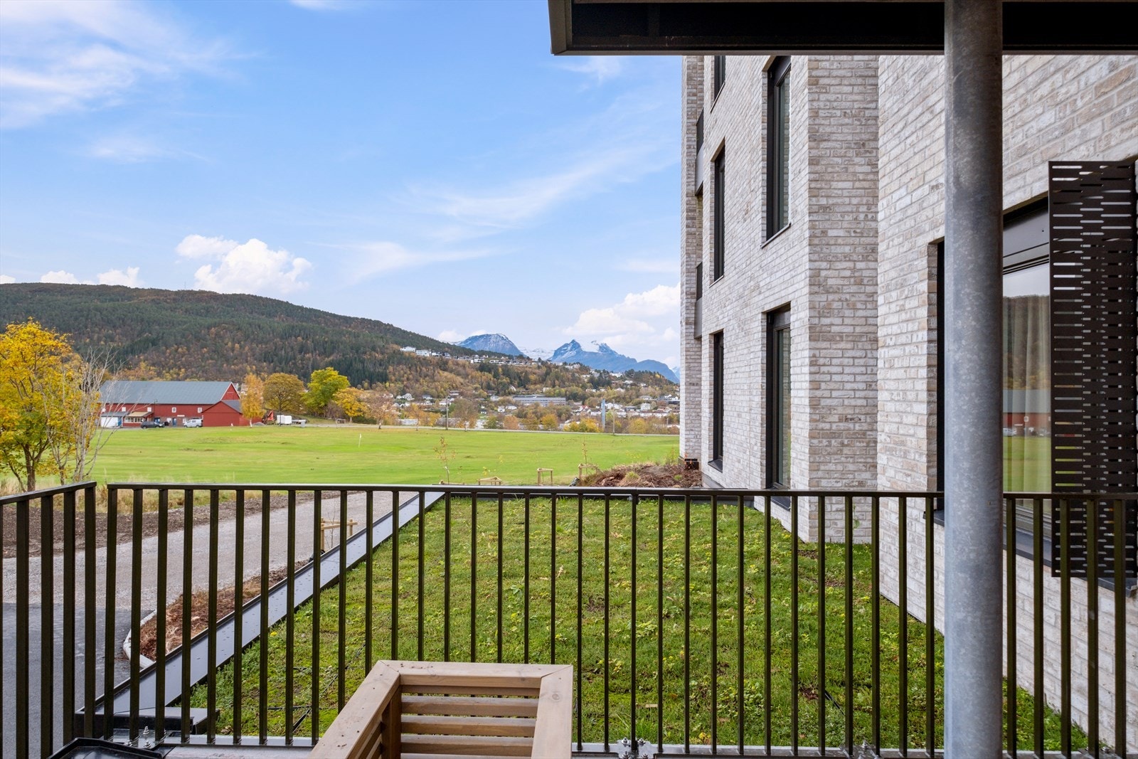 Fra terrassen kan man nyte utsikten mot Emblemsfjellet og det omkringliggende landskapet. Galleribilde