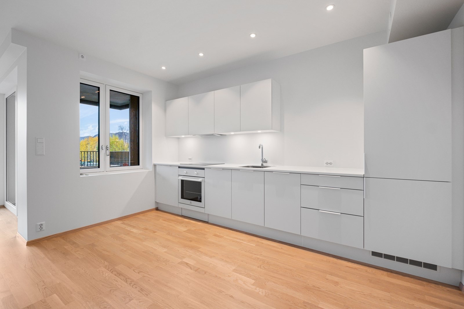 HTH kjøkkeninnredning med integrert stekeovn og induksjon platetopp gir en effektiv arbeidsflate. Galleribilde