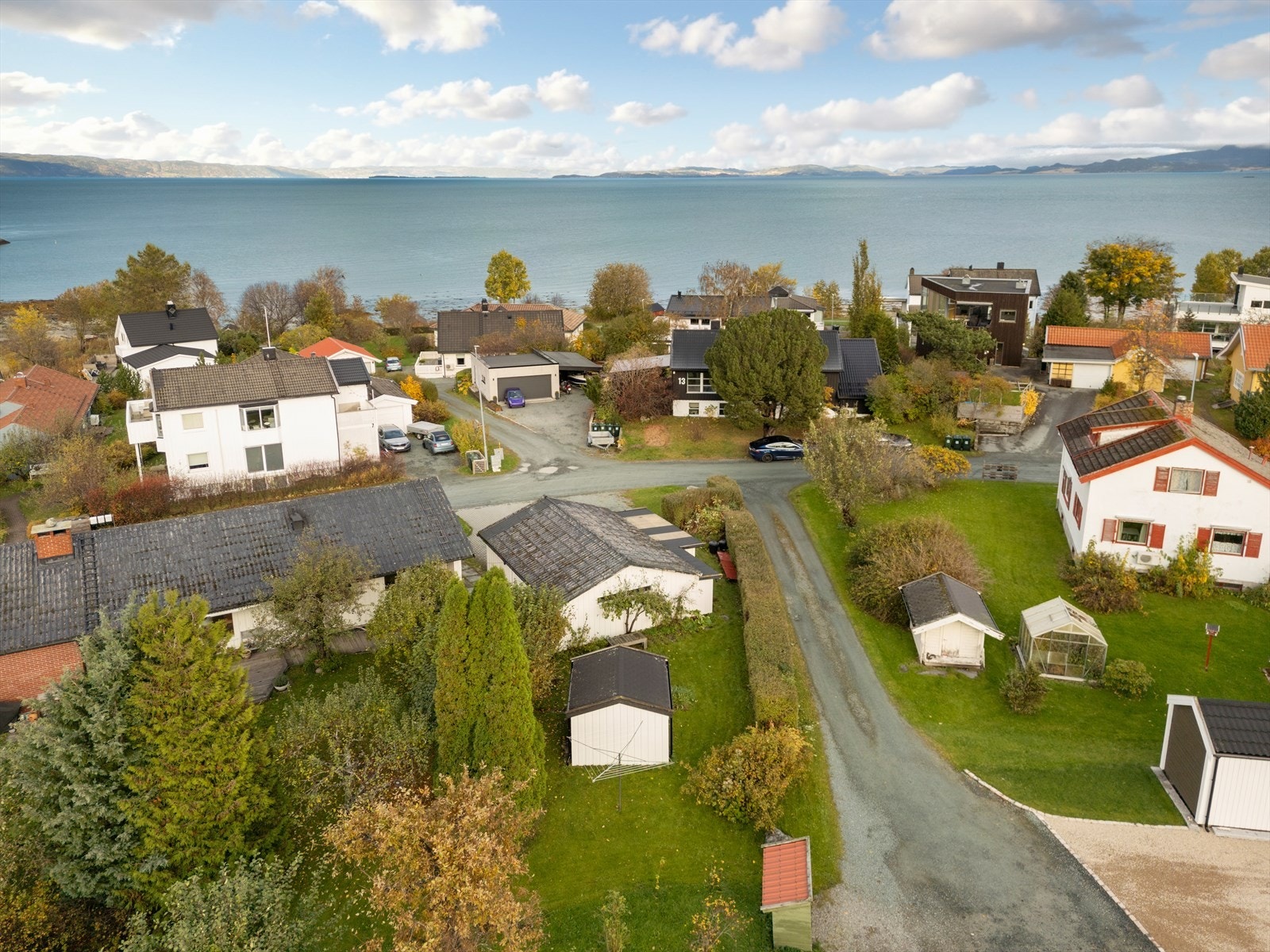 Tomten ligger solrikt og fint til med gode lysforhold gjennom hele dagen - perfekt for deg som drømmer om terrasse, hage og uteplasser med kveldssol. Galleribilde