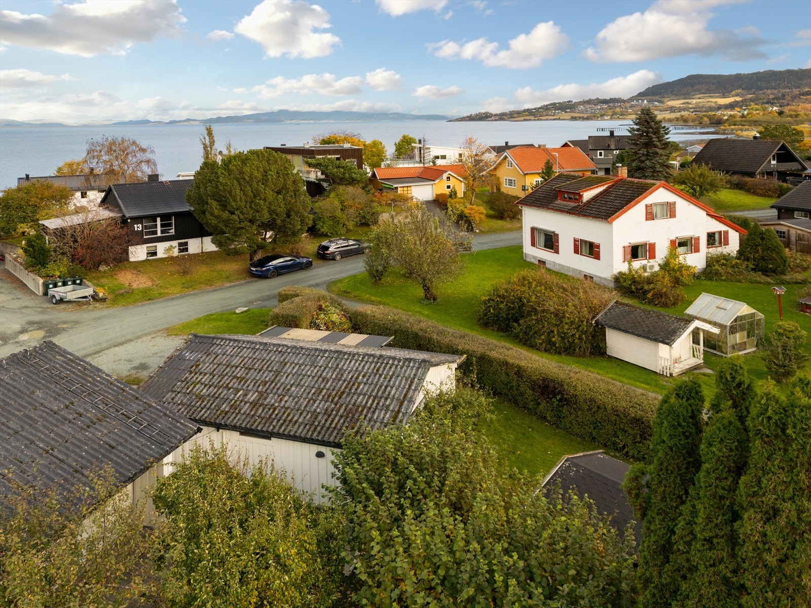 Her bor du med kort vei til både skole, barnehage og dagligvare - alt du trenger i hverdagen finnes like i nærheten. Galleribilde