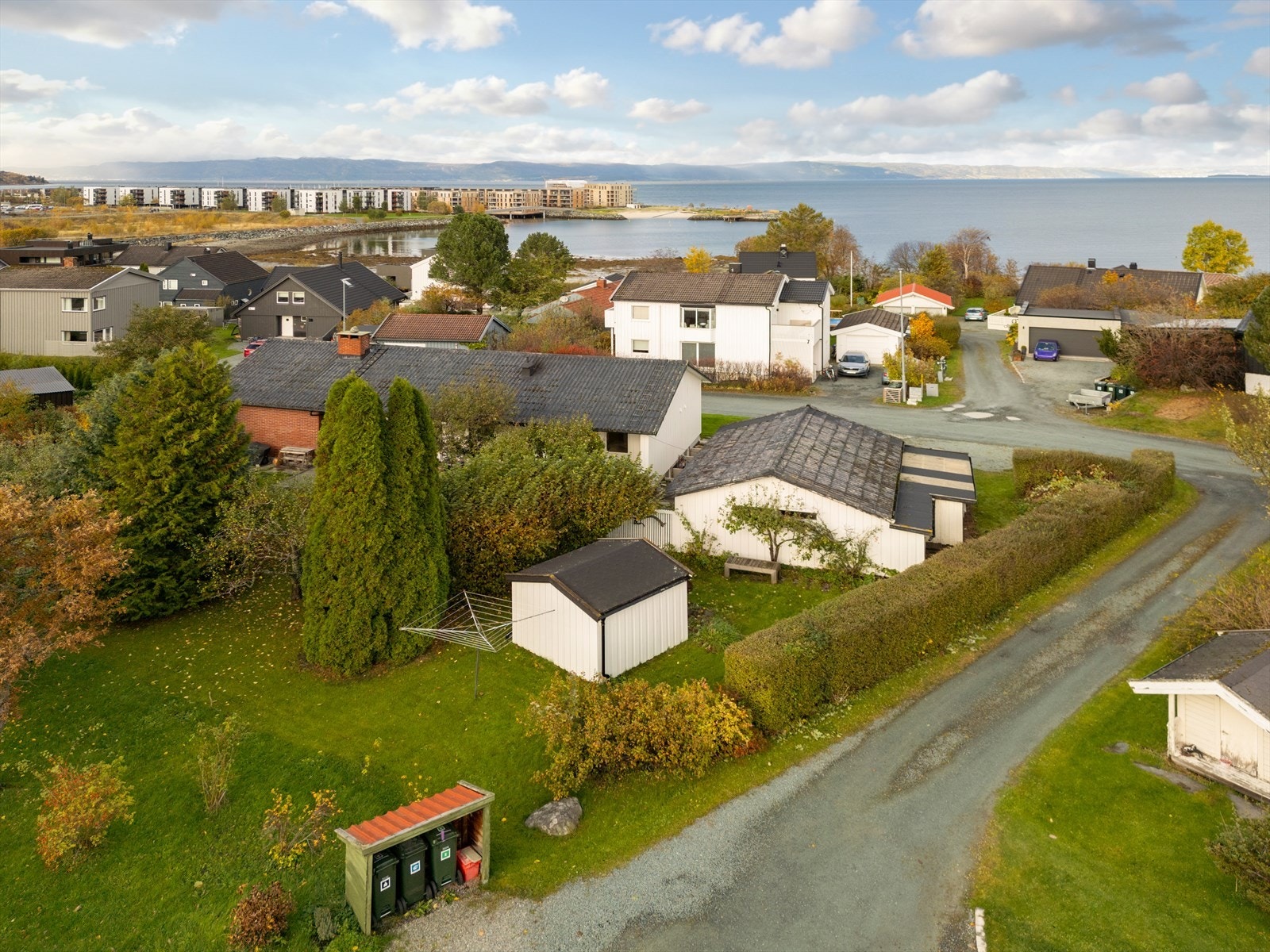 Attraktiv boligtomt på 431,21 m², vakkert beliggende i rolige og ettertraktede omgivelser på Ranheim. Her får du en sjelden mulighet til å skape ditt eget hjem i et trygt og trivelig nabolag. Galleribilde