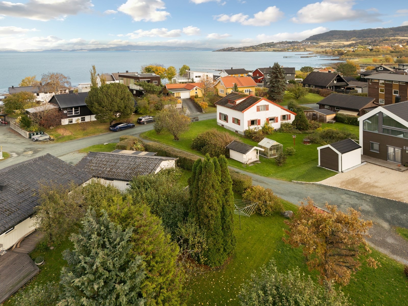 Et veletablert og familievennlig boområde med hyggelige naboer, lekeplasser og rolige gater uten gjennomgangstrafikk. Galleribilde