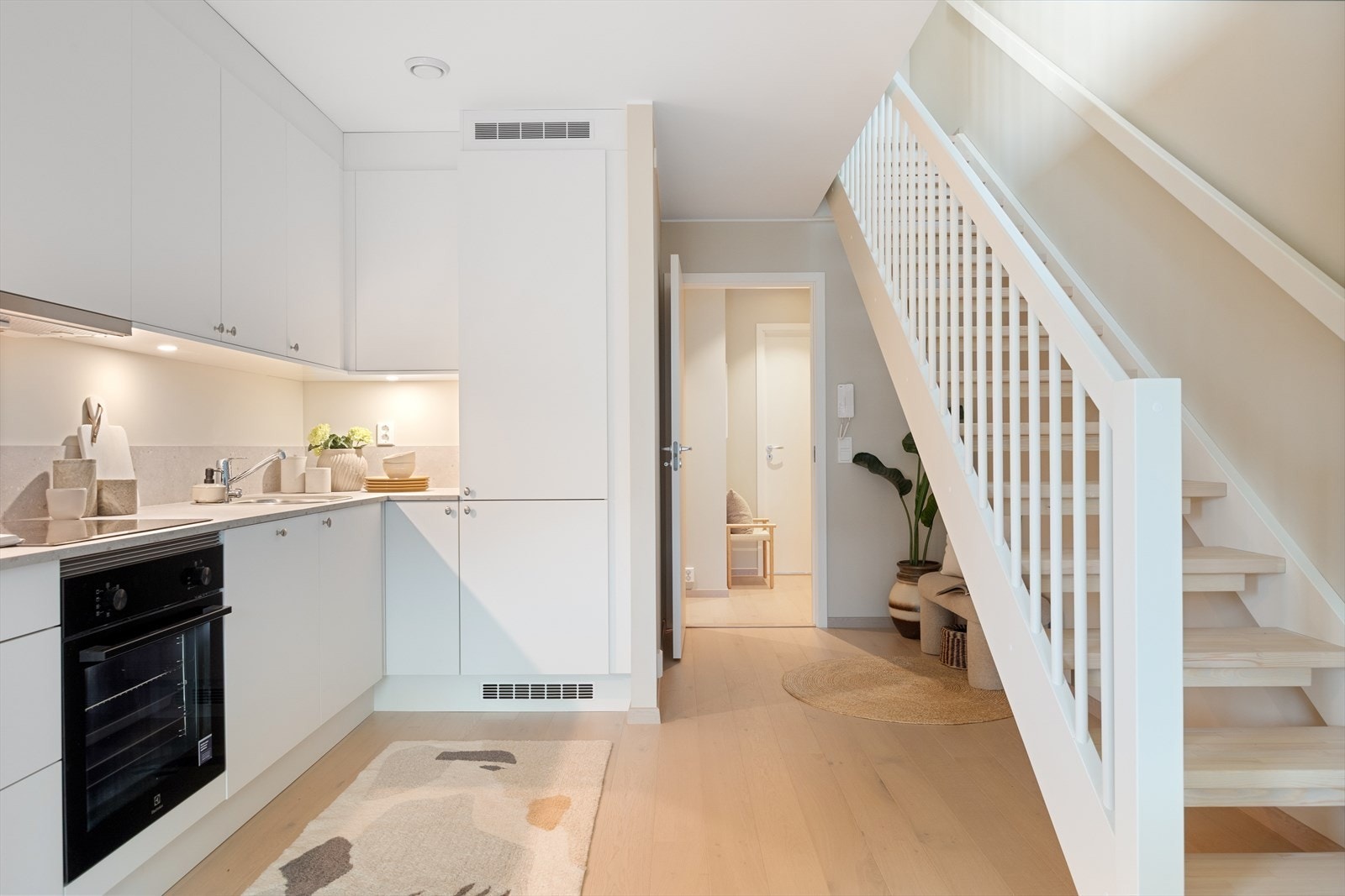 Flott Sigdal kjøkkeninnredning med integrerte hvitevarer Galleribilde