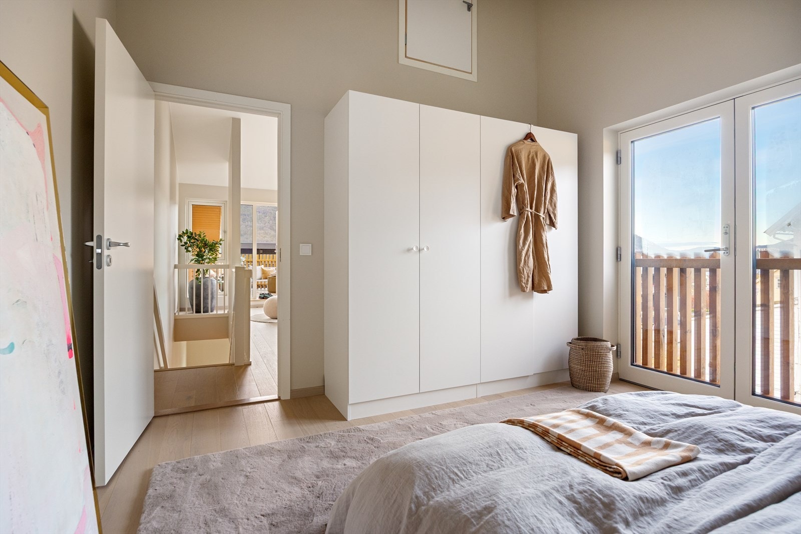 God plass til garderobeskap på soverom - åpningsdør på varme solskinnsdager! Galleribilde