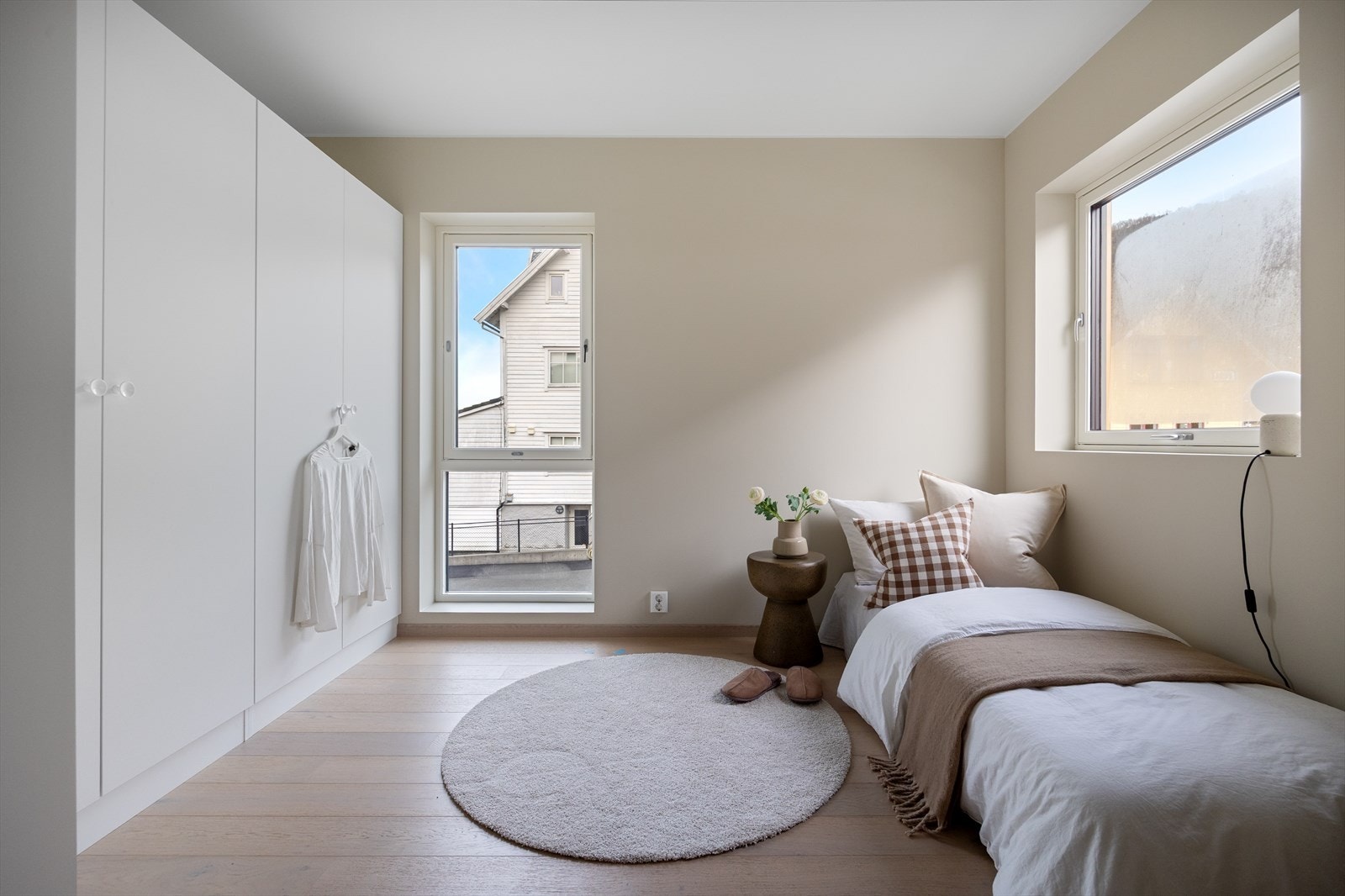 Soverom 1 med god plass til dobbeltseng Galleribilde