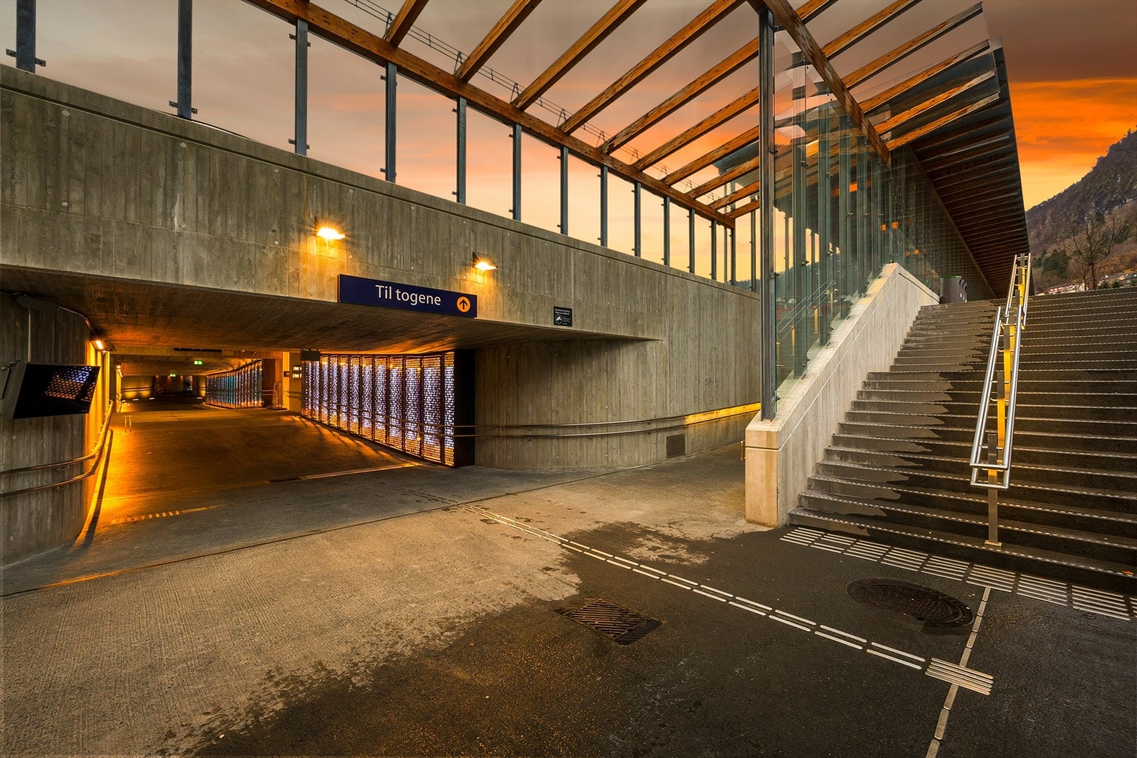 Det er gangavstand til tog fra Arna til Bergen sentrum med hyppige avganger Galleribilde