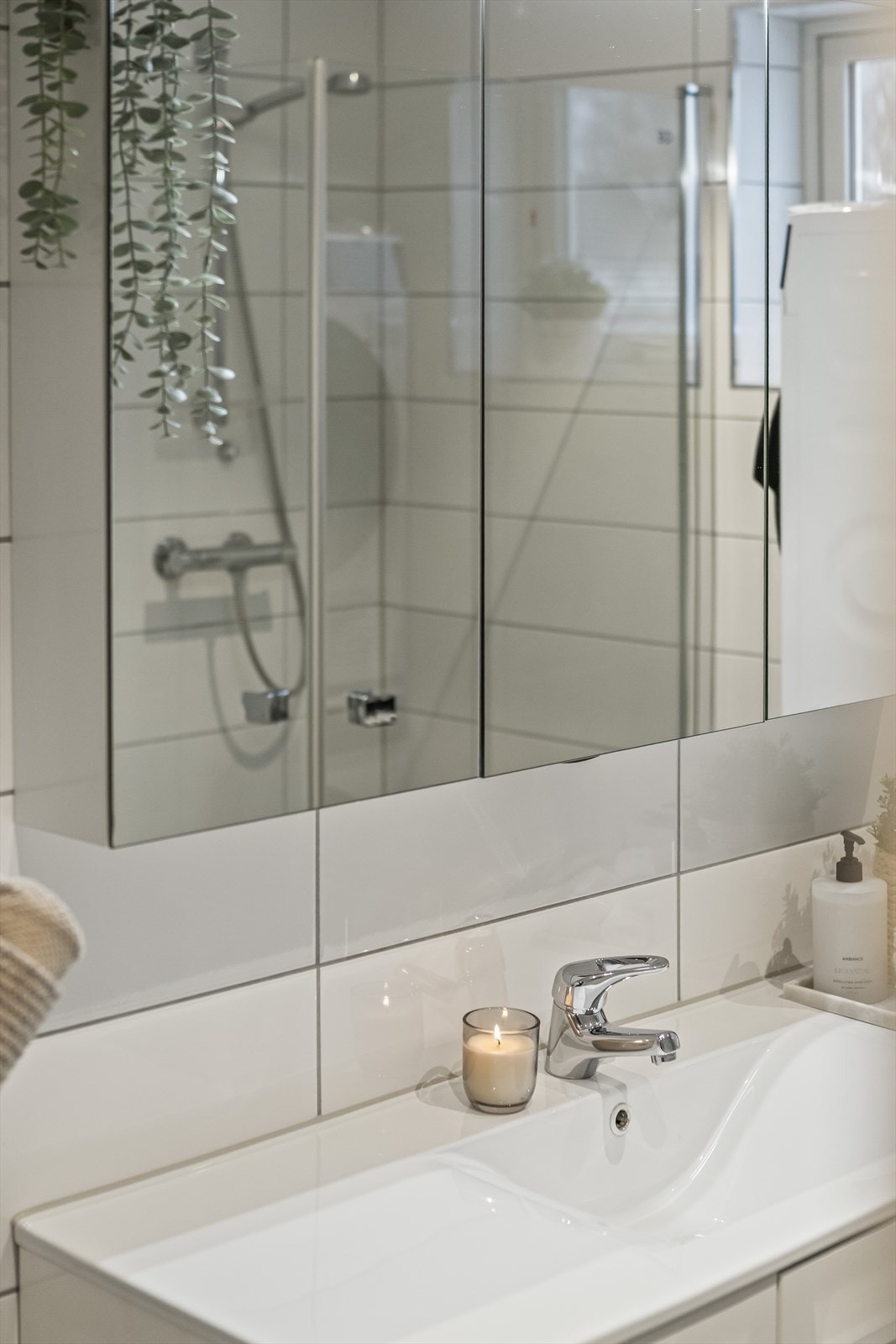 Det er varmekabler i gulv og downlights i tak Galleribilde