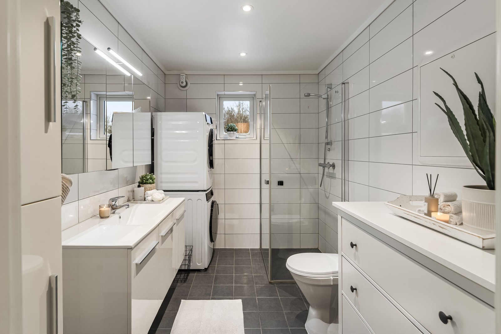 Stort bad med tidløs flisevalg. Badet er renovert i 2017 Galleribilde