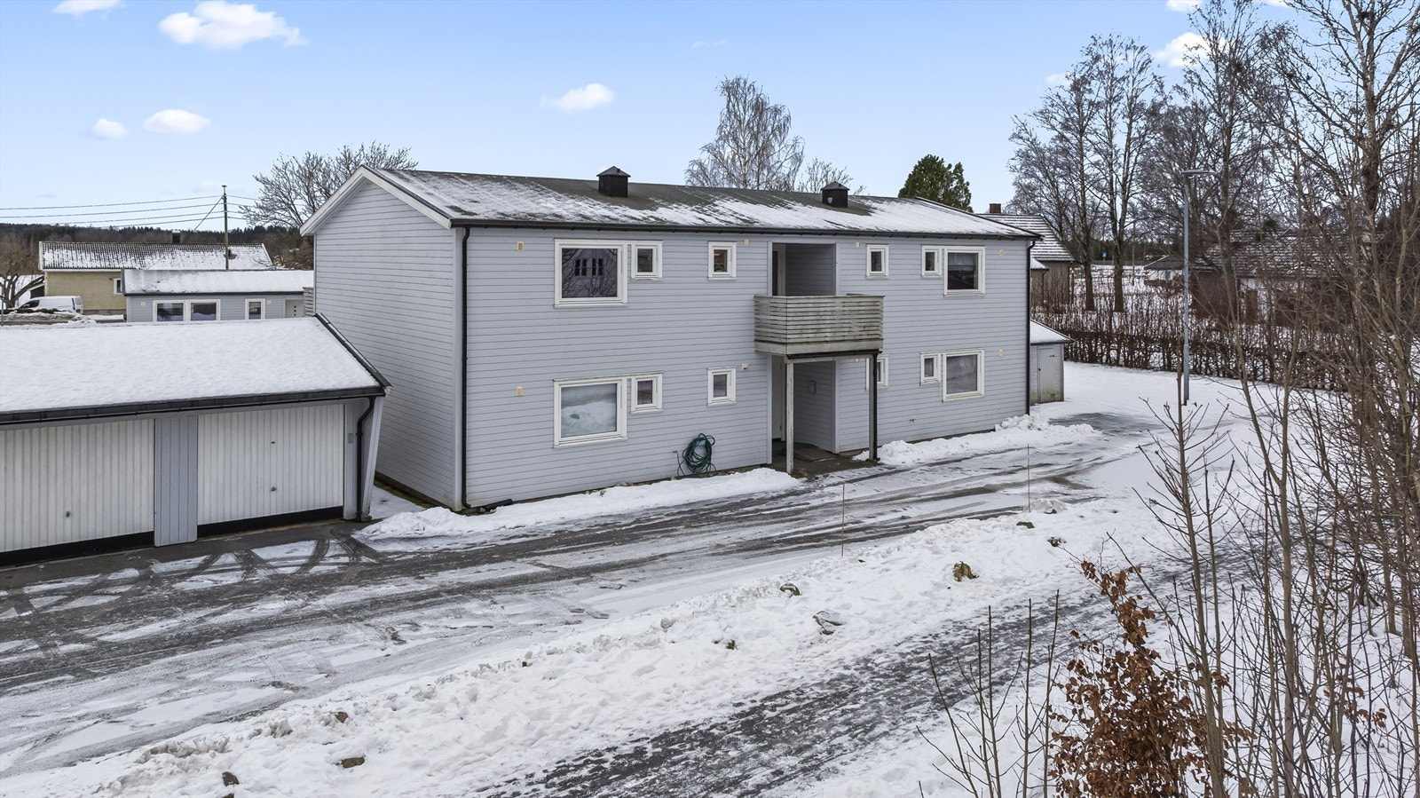 Felles inngang for de 4 leilighetene. Mulighet for å leie garasjeplass (ventelisteprinsipp) Galleribilde