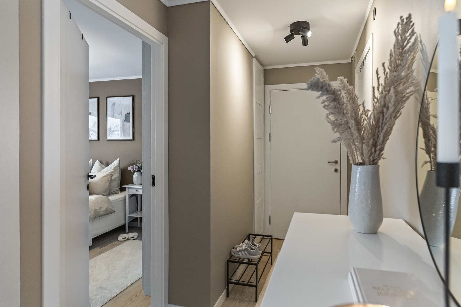 Skap i entreen. Velkommen inn! Galleribilde