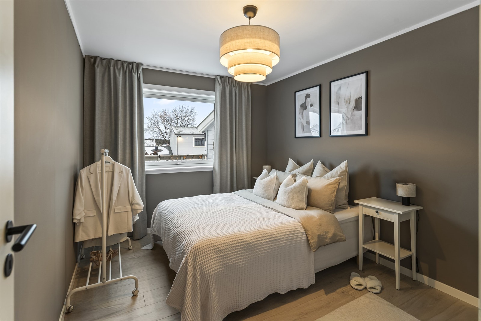 Soverommet har god plass til dobbelsengen og nattbord Galleribilde