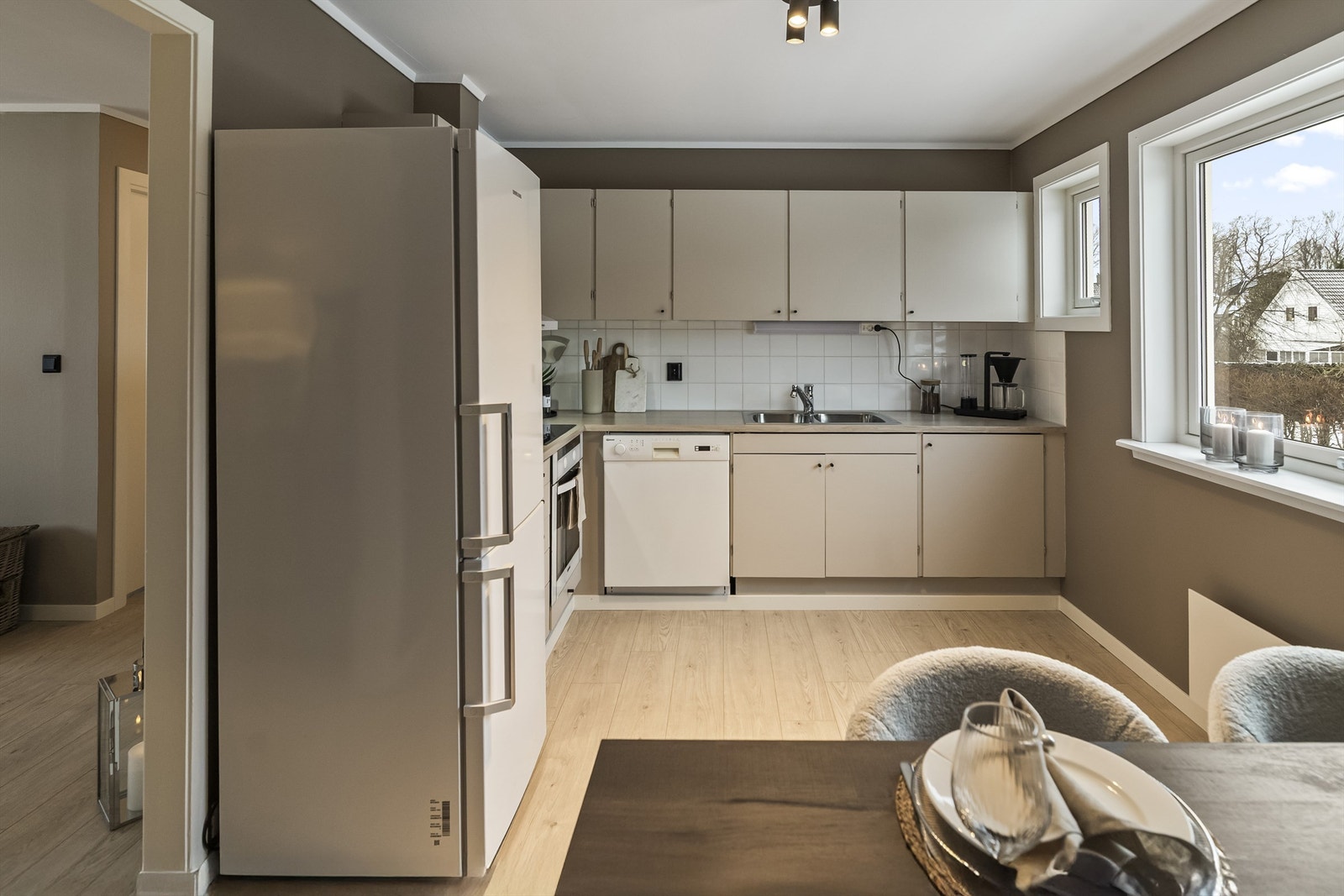 Kjøkkenet er stort med god benkeplass og med god plass i skaper Galleribilde