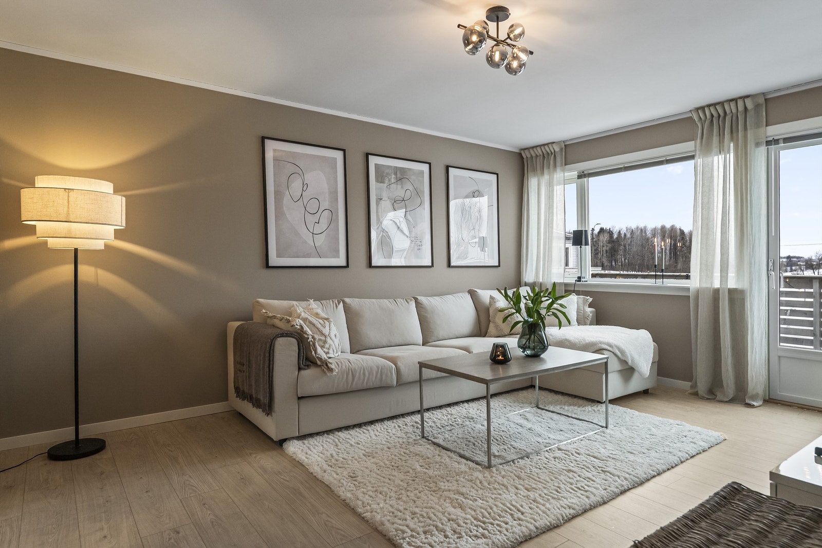 Lekkert og smakfullt innredet med gode møbleringsmuligheter Galleribilde