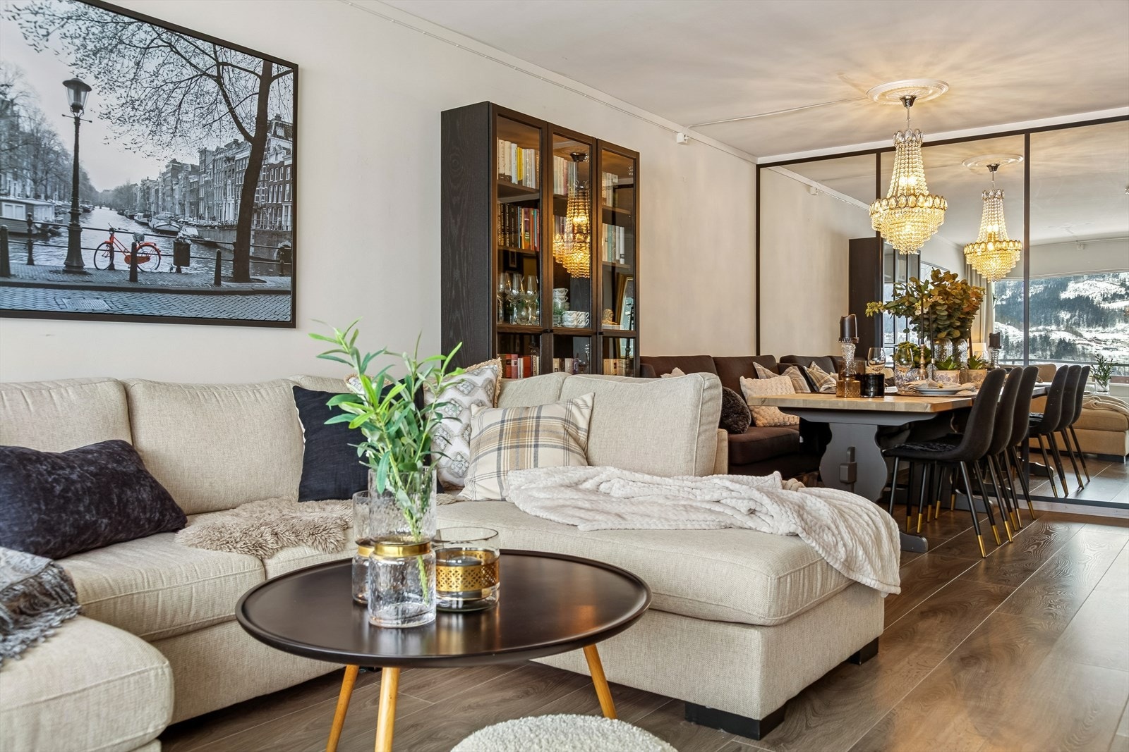 Gjennomgående laminatgulv og malte, lyse flater skaper en helhetlig stil. Galleribilde