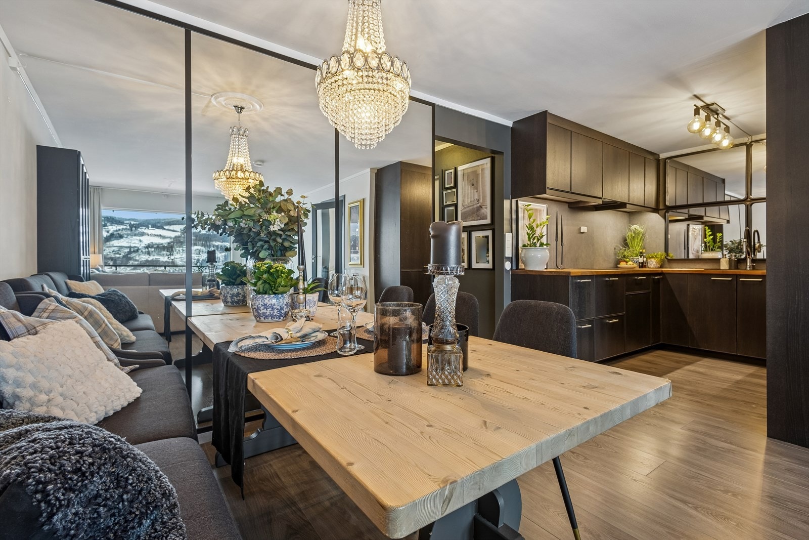 Fra spiseplassen er det kort vei til det moderne kjøkkenet. Galleribilde