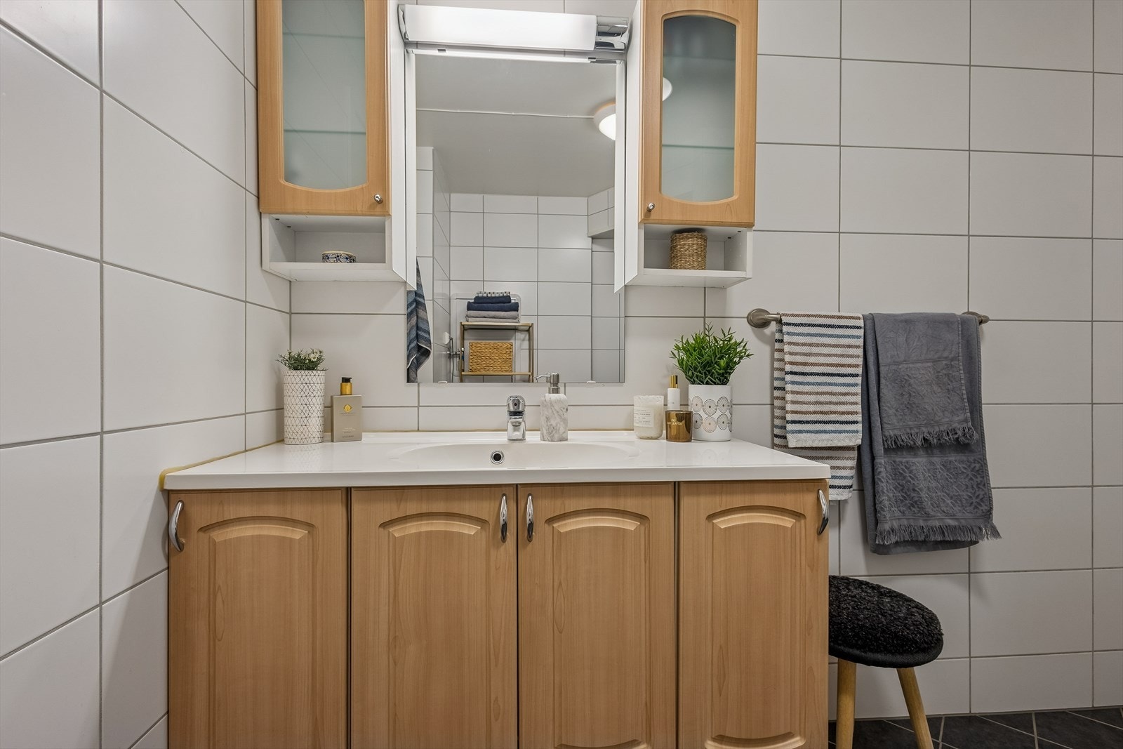 Baderomsinnredningen består av en servant med underskap og speilskap med belysning. Galleribilde