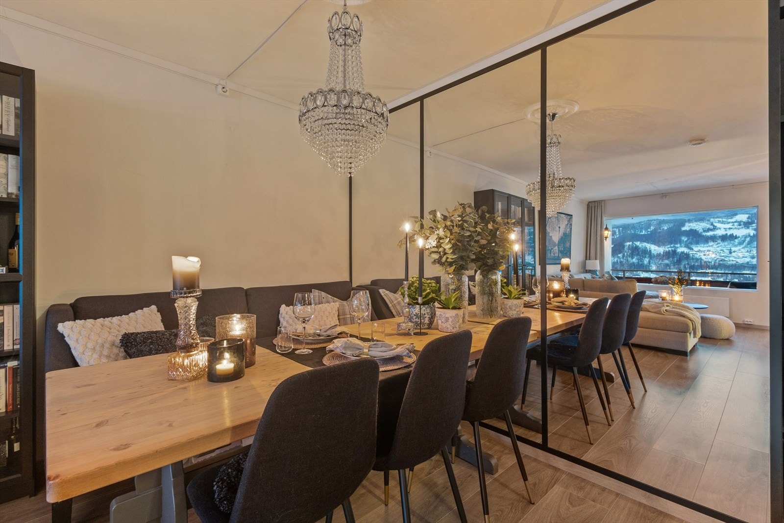 Store speilflater bidrar til å forsterke romfølelsen og lyset. Galleribilde