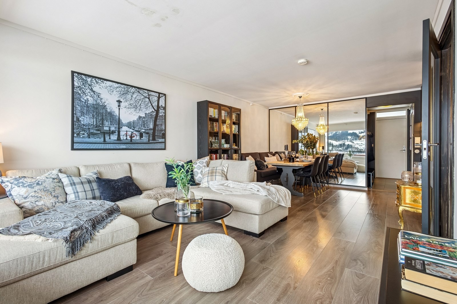 Hovedrommet er lyst og innbydende med god plass til både sofagruppe og spisebord. Galleribilde