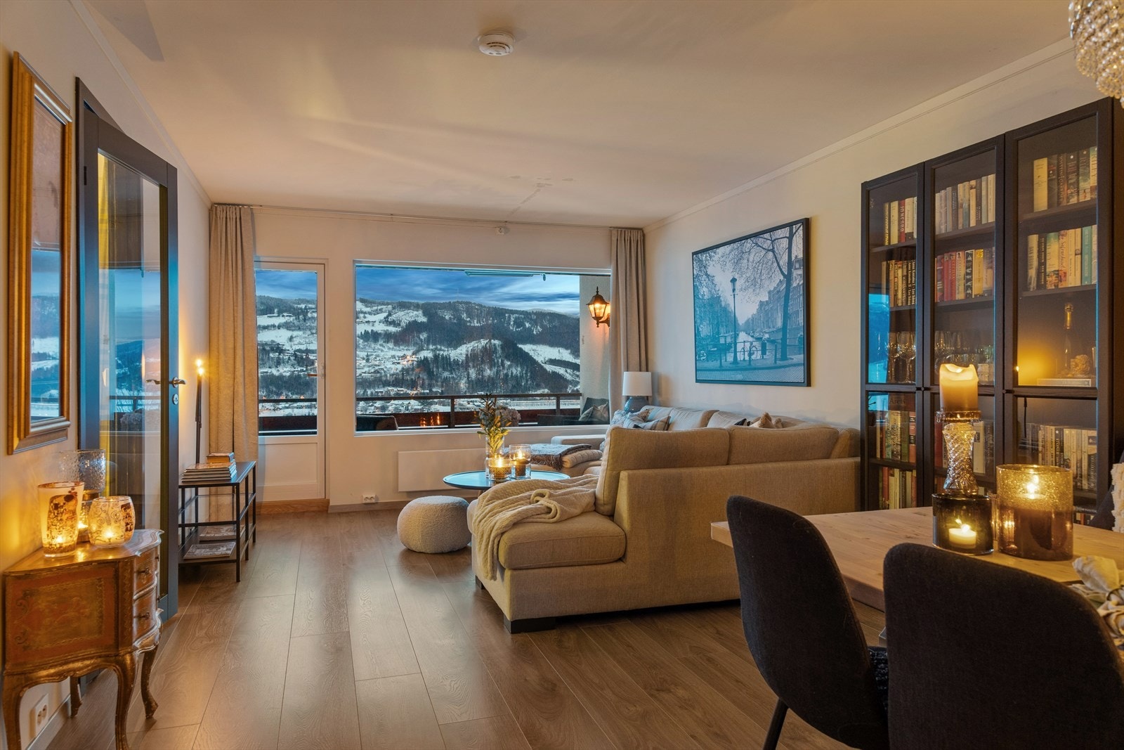 Leiligheten er utstyrt med fastmonterte panelovner i alle beboelsesrom. Galleribilde