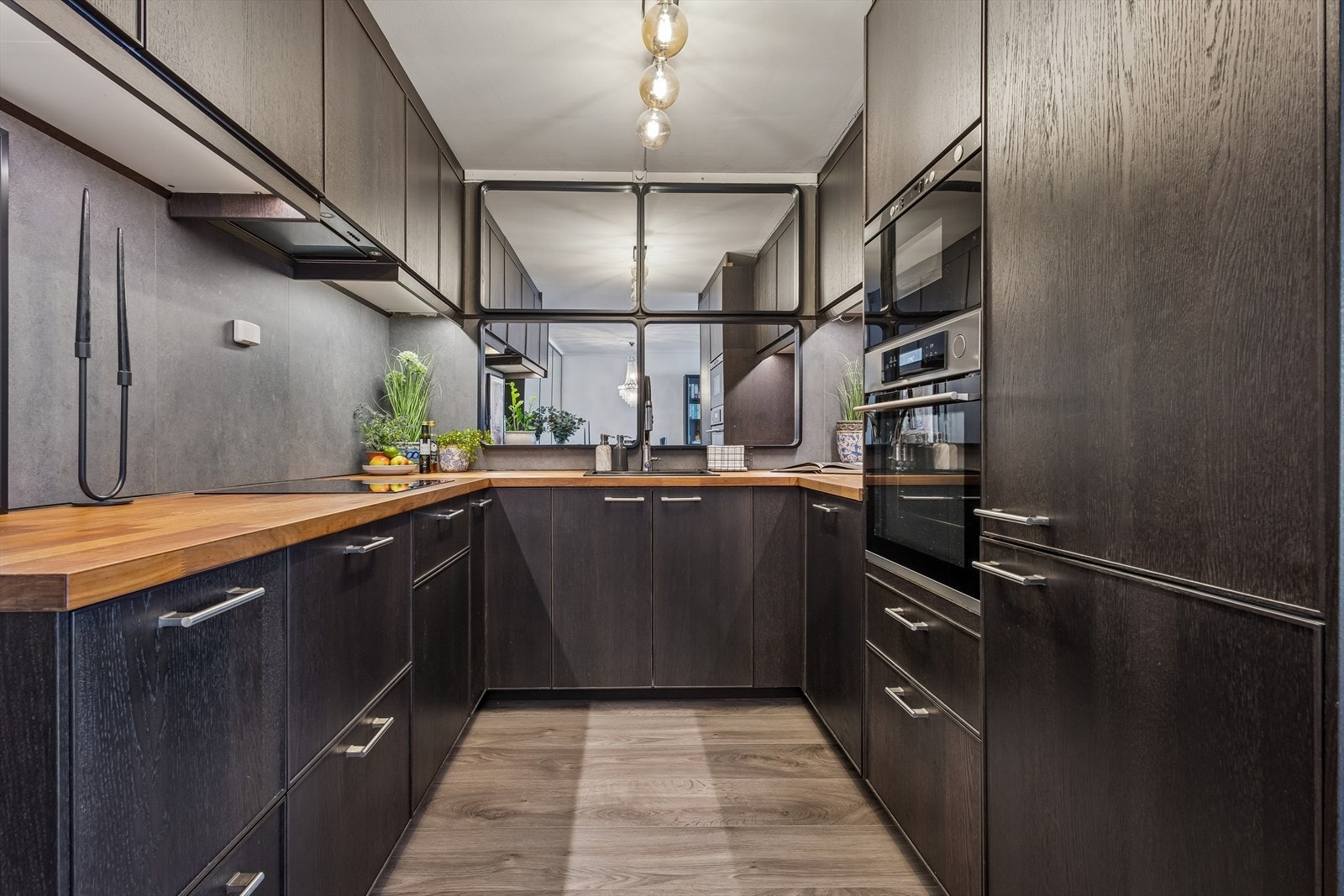 Godt med skap- og benkeplass i en praktisk U-form. Galleribilde