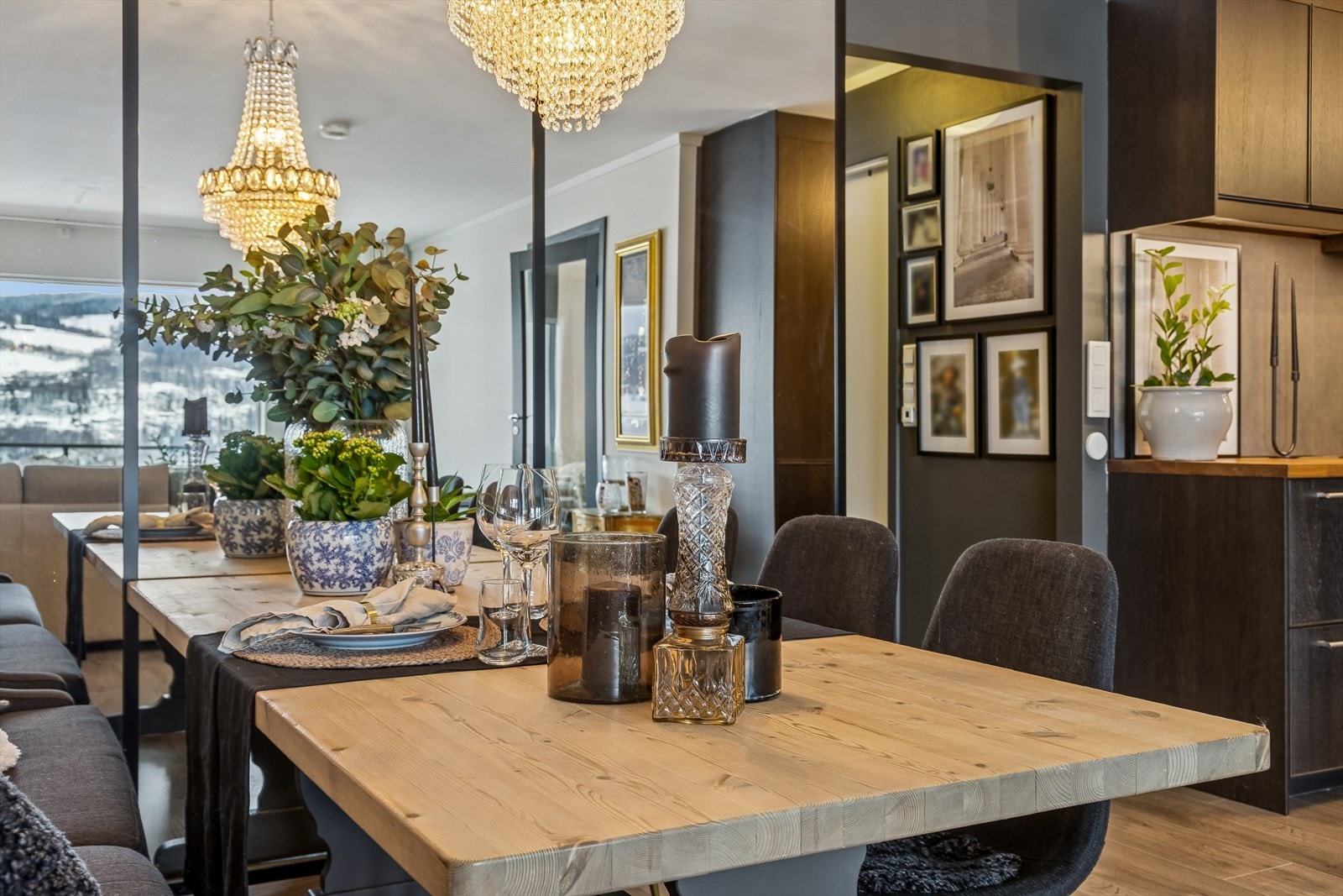 Spisestuen er en naturlig del av den sosiale sonen. Galleribilde