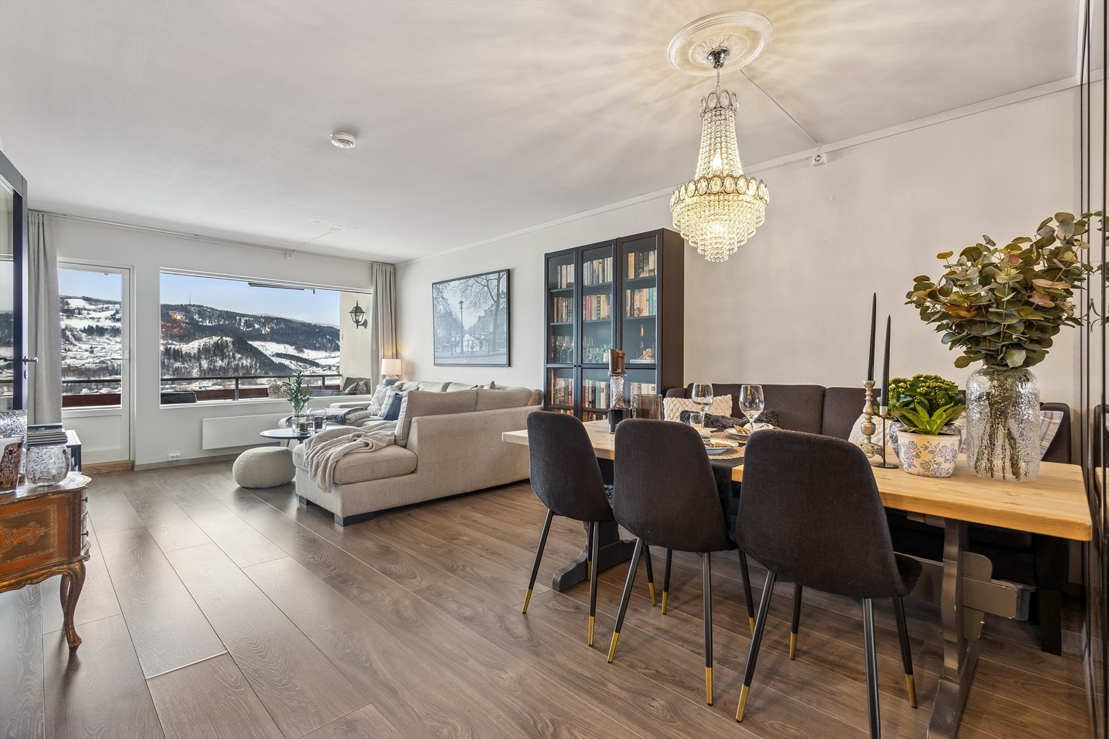 Leiligheten har en åpen stue- og kjøkkenløsning, perfekt for sosiale sammenkomster. Galleribilde