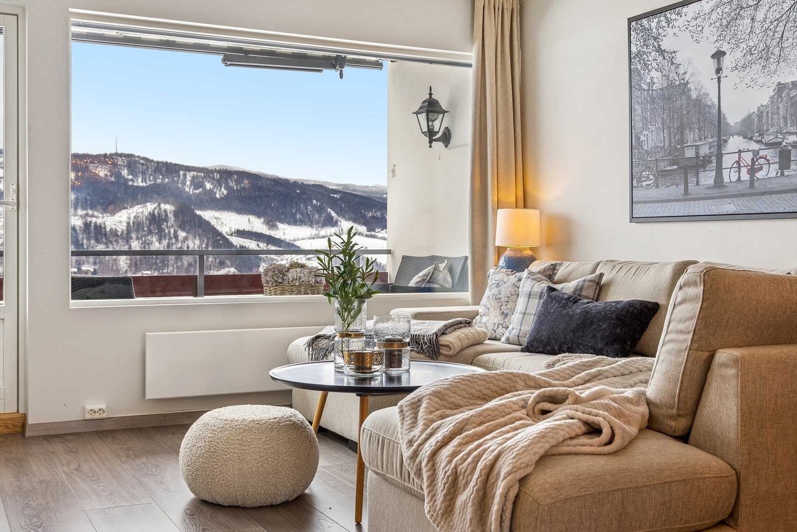 Fra stuen er det direkte utgang til balkongen via en dør i tre med 3-lags isolerglass. Galleribilde